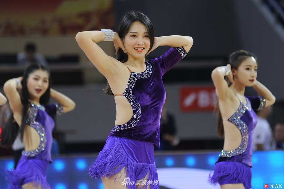 活力四射的啦啦宝贝们扎着利落的马尾，在场地中央腾空跃起，整齐划一的动作如同绽放的青春火焰，瞬间点燃了全场观众的激情。