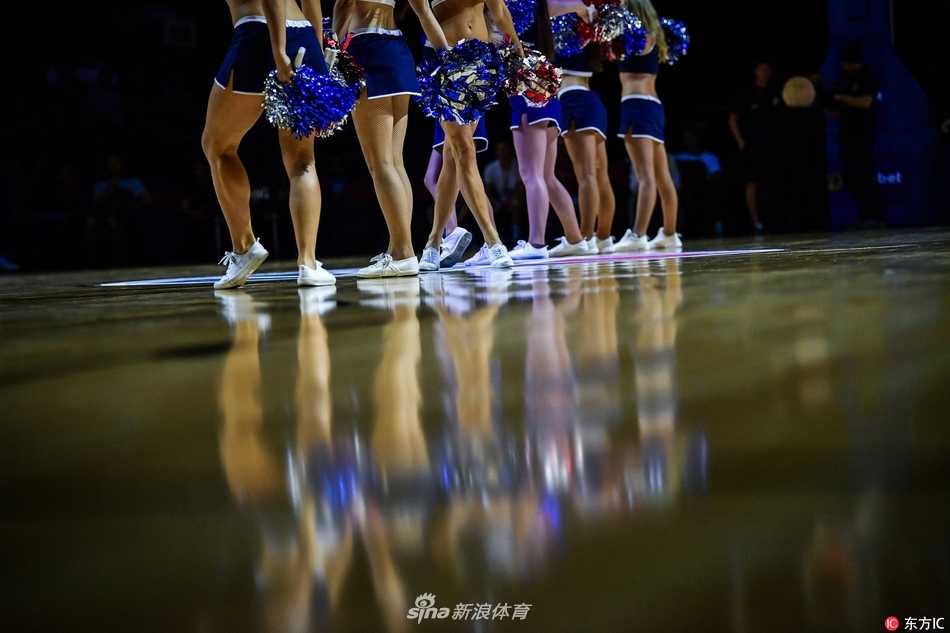 澳门超级八篮赛激战正酣 啦啦队热舞成靓丽风景 镜头定格在一位笑容灿烂的啦啦队员身上,她手持金色啦啦花球,身姿挺拔,在球场灯光映衬下,一双白皙笔直的铅笔腿格外抢镜,完美诠释了力与美的结合。