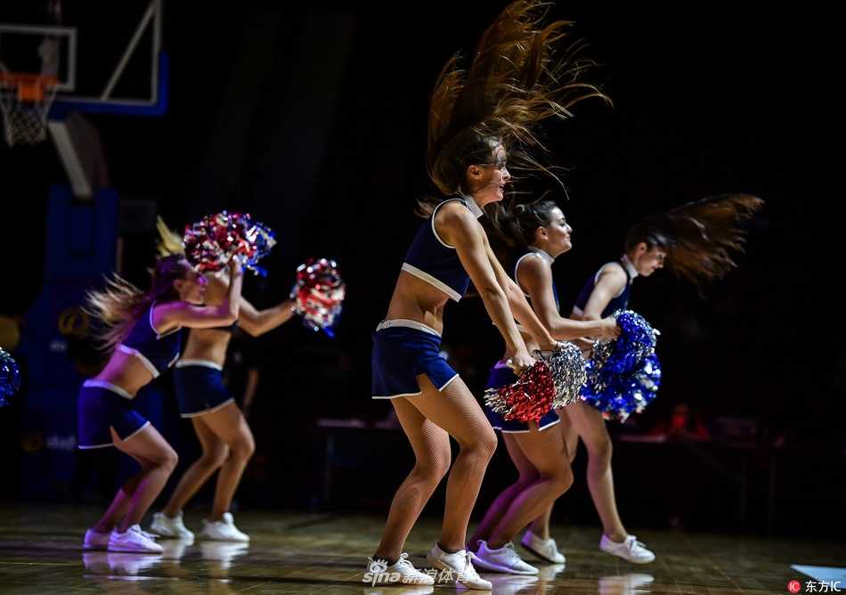 澳门超级八篮赛激战正酣 啦啦队热舞成靓丽风景 表演进入高潮,啦啦队集体摆出富有动感的队形。她们的笑容极具感染力,修长的美腿在球场木地板的映衬下形成一幅美丽的画面,让紧张的比赛氛围瞬间变得轻松热烈。