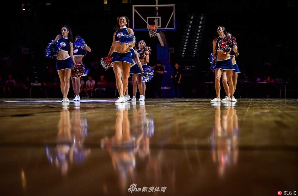 澳门超级八篮赛激战正酣 啦啦队热舞成靓丽风景 演出结束后,啦啦宝贝们面带微笑列队退场。虽然汗水浸湿了衣衫,但她们依然保持着优雅的姿态,那一道道亮丽的身影,成为了这场篮球盛宴在观众心中最温柔的余韵。