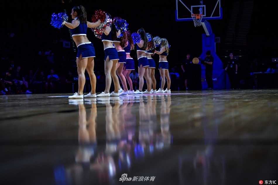 澳门超级八篮赛激战正酣 啦啦队热舞成靓丽风景 两位啦啦宝贝近距离特写,她们额头微微出汗,却依然保持着标准的露齿笑容。身后的篮球架和看台虚化为背景,更凸显了她们作为赛场焦点的自信与美丽。