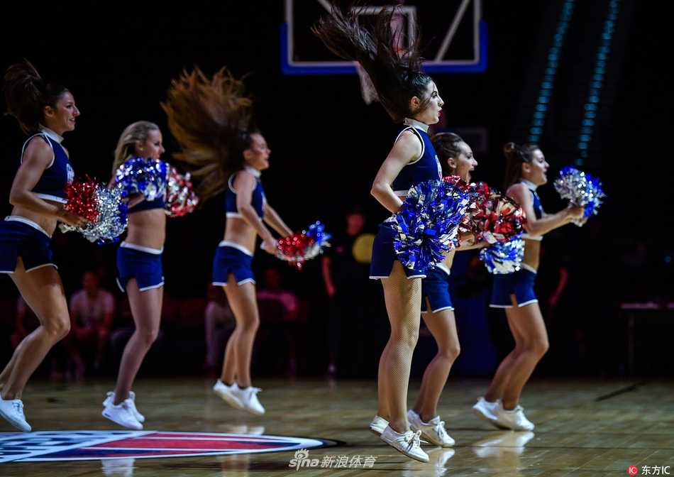 澳门超级八篮赛激战正酣 啦啦队热舞成靓丽风景 赛场中央,活力四射的啦啦宝贝们随着动感节拍跃动,她们统一穿着亮黄色热裤,露出修长美腿,瞬间点燃了全场观众的热情。