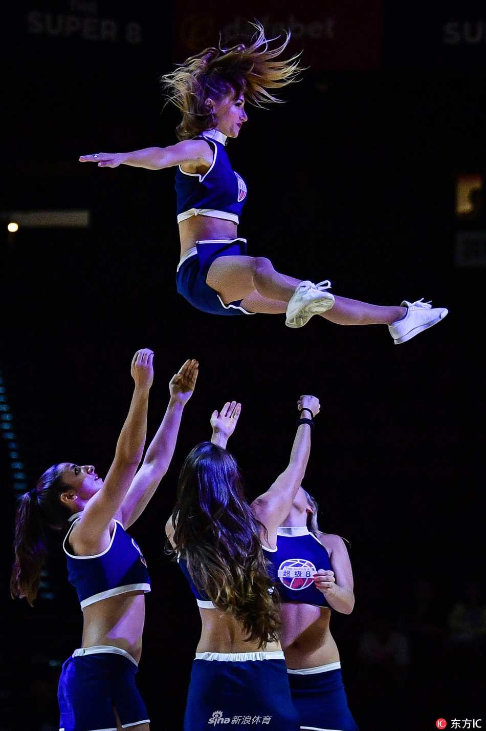 澳门超级八篮赛激战正酣 啦啦队热舞成靓丽风景 伴随着劲爆的音乐,几位啦啦宝贝整齐划一地踢腿转身,她们的热裤下展现出健康有力的腿部线条。这不仅是舞蹈的展示,更是青春活力与团队默契的激情碰撞。