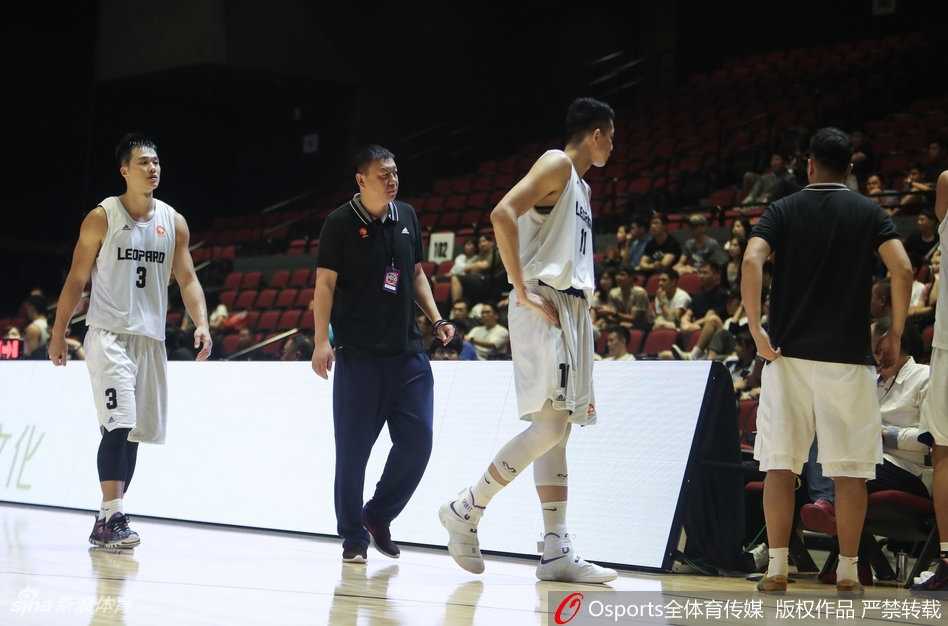 澳门风云:深圳男篮血性退赛引发篮协雷霆重罚 空旷的球馆内,深圳队的替补席已空无一人,座椅上凌乱地散落着毛巾和矿泉水瓶。对面日本队的球员们则在场上继续热身,工作人员露出诧异的神情,整个赛场被一种诡异而尴尬的气氛所笼罩。