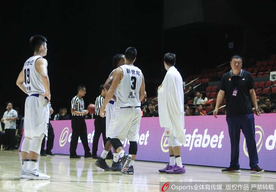 澳门风云:深圳男篮血性退赛引发篮协雷霆重罚 深圳队主教练王建军在场边情绪激动地对着裁判席怒吼,他面色涨红,手臂用力指向场内,身后的替补席球员们纷纷起身,眼神中充满了不解与愤慨,仿佛在质问这比赛的公平何在。