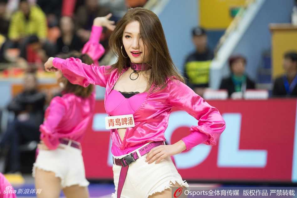 随着队形变换，啦啦队员们一字排开，双手高高举过头顶打着节拍。她们脚下的地板仿佛被施了魔法，每一次踢腿、每一次转身都充满力量感，与看台上挥舞的旗帜共同构成了一幅生动的赛场助威图。