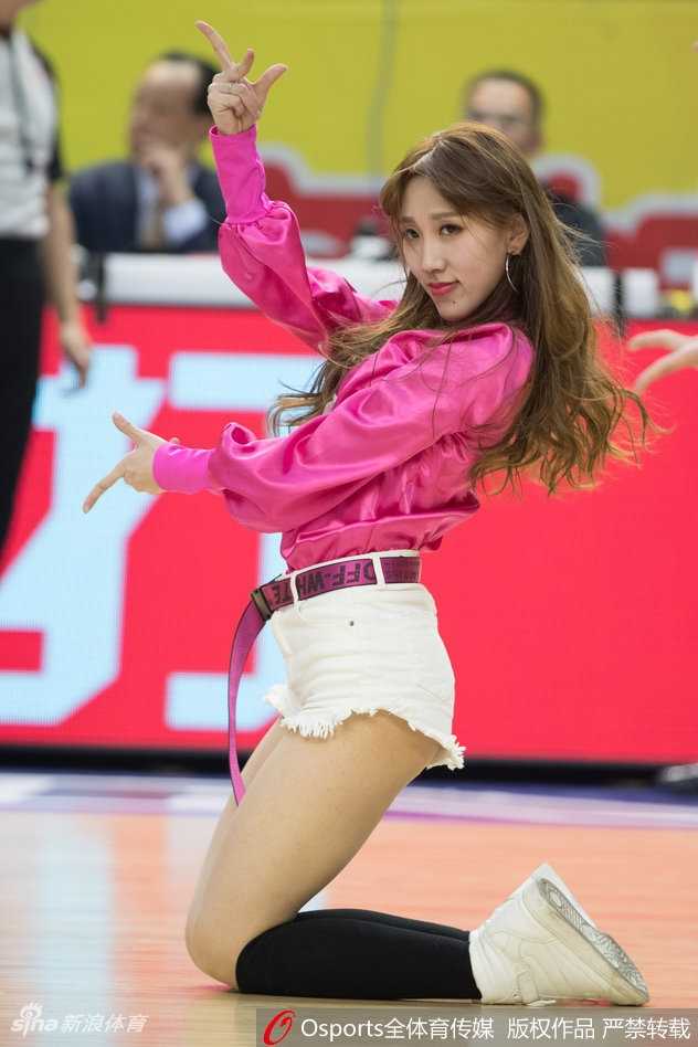 镜头拉近，这位啦啦队员在热舞间隙比出可爱的剪刀手，额头上细密的汗珠在灯光下闪闪发亮，她的眼神中透露出对主队胜利的坚定信念，用最甜美的笑容为德比大战增添了一抹亮色。