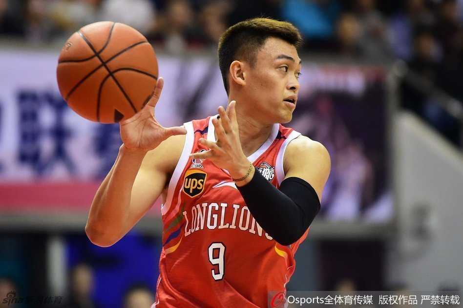 全队围成一圈怒吼庆祝，汗水在灯光下闪闪发光，这是属于团队的荣耀时刻。