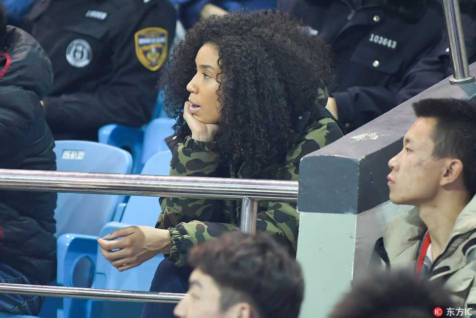 比赛结束后，韦弗的妻子依然坐在看台上，眼神中或许有一丝对结果的遗憾，但更多的是对丈夫拼搏精神的赞许，她正准备起身，去拥抱那个今晚战斗到最后一刻的英雄。