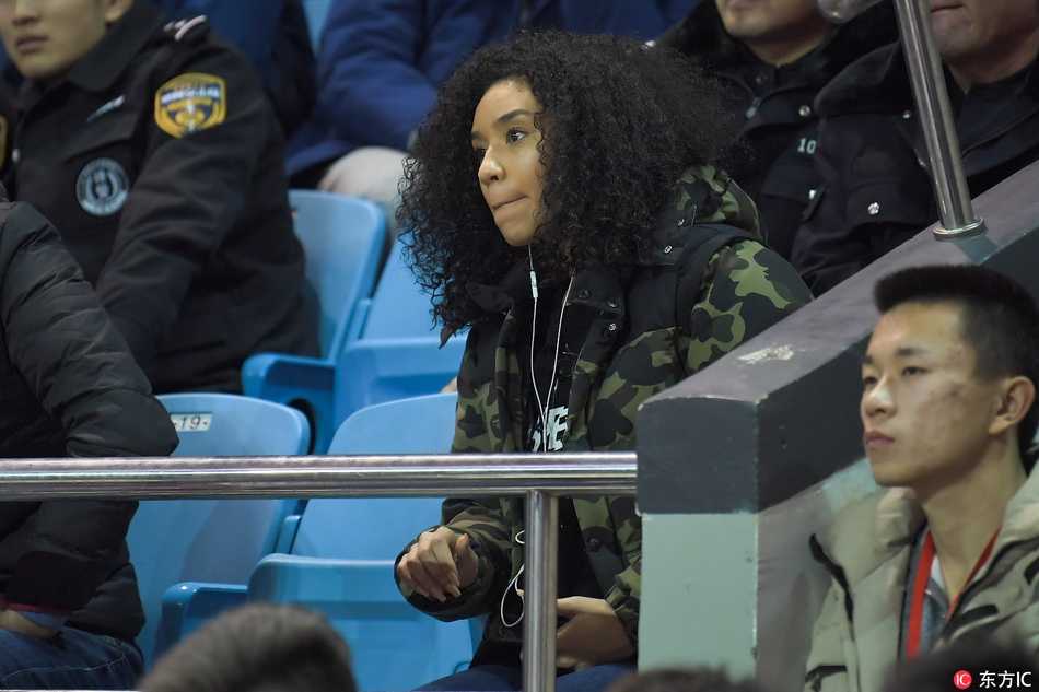 看台上的韦弗妻子难掩紧张情绪，双手轻轻托腮，仿佛在为丈夫的每一次投篮而默默祈祷，这一刻，赛场上的激烈对抗与她眼里的柔情形成了动人的对比。