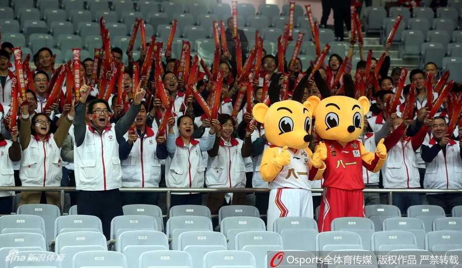 火箭精神燃情看台:八一男篮吉祥物与球迷的难忘互动 吉祥物背后抱住一位正专注于赛场的老球迷,突然的“袭击”让这位大叔先是一惊,随即绽放出灿烂的笑容,旁边坐着的朋友们也开怀大笑,看台上的氛围瞬间被引爆