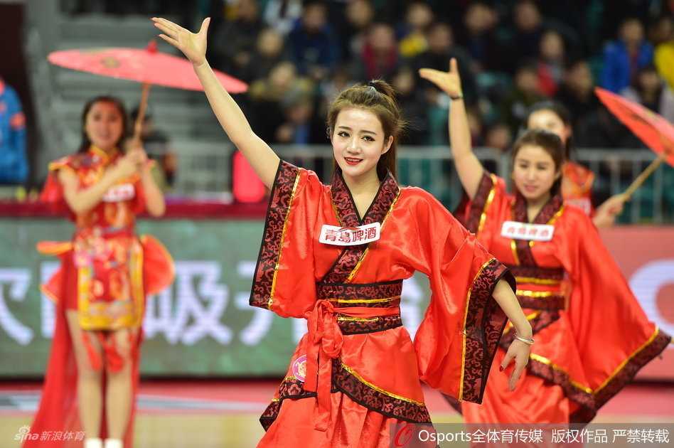 活力四射的啦啦队员在红灯笼的映照下，舞动身姿，笑容甜美动人。那抹鲜艳的中国红将她衬托得面若桃花，举手投足间尽显东方女性的妩媚与自信。