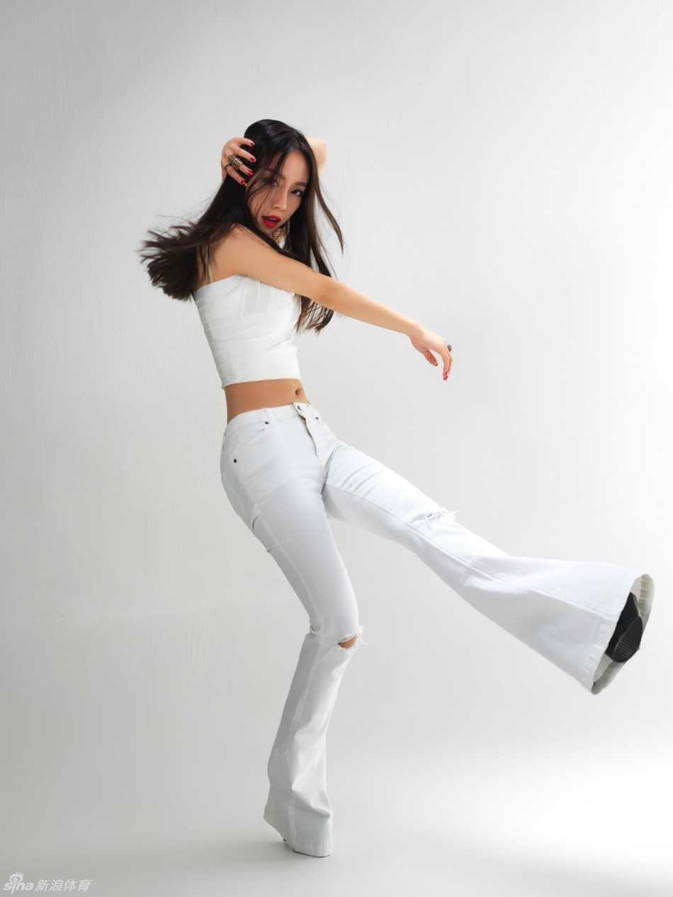 霸气总裁郭佳媛身着干练装束，眼神坚定，展现出赛场之外的领导力与独特气质