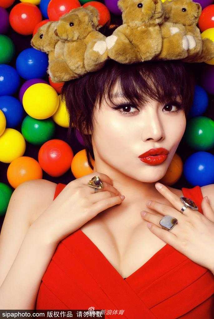 她单手轻松转着篮球，另一手俏皮地捏着发梢，吐舌一笑，古灵精怪的模样十分惹人喜爱