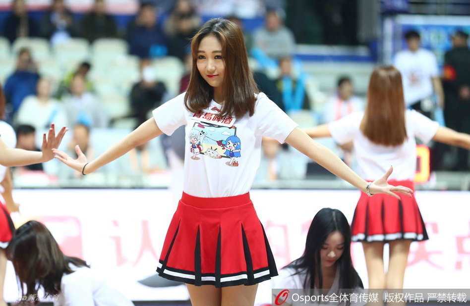 热裤上阵大秀蛮腰，身姿曼妙如花蝴蝶般轻盈，热舞助威动作娴熟。