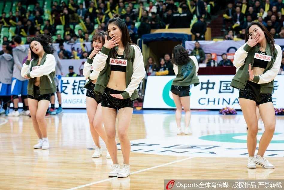 热力绽放与绝杀时刻:回顾川军主场那些耀眼的篮球宝贝 中场休息时,所有篮球宝贝集体登场,她们随着音乐节奏变换队形,现场观众的目光被牢牢锁定在这片充满青春活力的区域,掌声雷动。