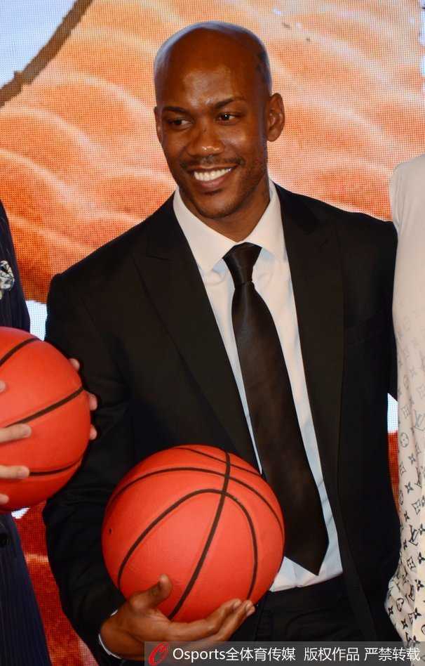 吴尊面带微笑举起‘梦想守护者’手举牌，作为马布里的经纪人，他将是点燃这段传奇故事的关键引线人。