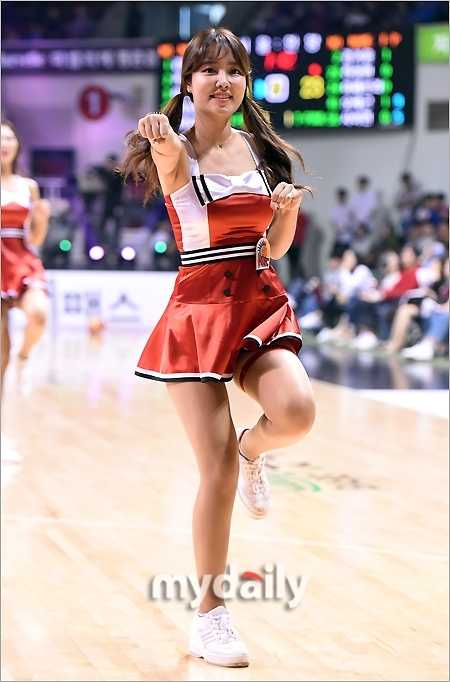 热血与激情:探秘韩国职业篮球啦啦队的专业之路 在赛场灯光聚焦下, 啦啦队员伴随着音乐节奏转身挥动手臂, 即使处于赛场角落也始终保持饱满的热情