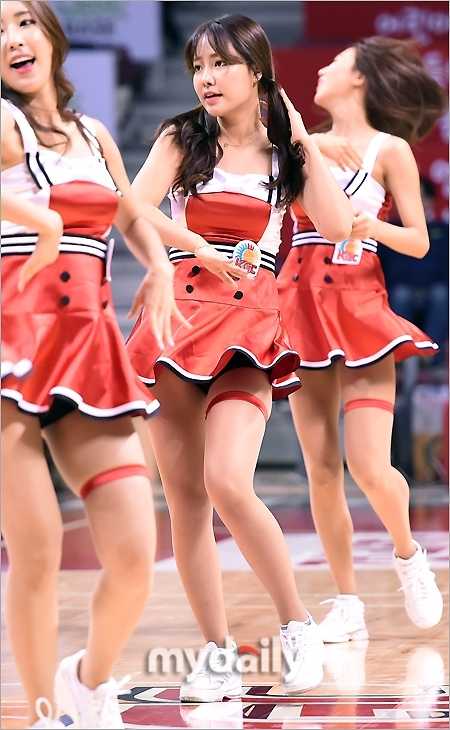 热血与激情:探秘韩国职业篮球啦啦队的专业之路 身着亮片演出服的啦啦队员排成整齐队列, 在快节奏音乐中完成波浪形腰胯动作, 展现出极强的身体控制力