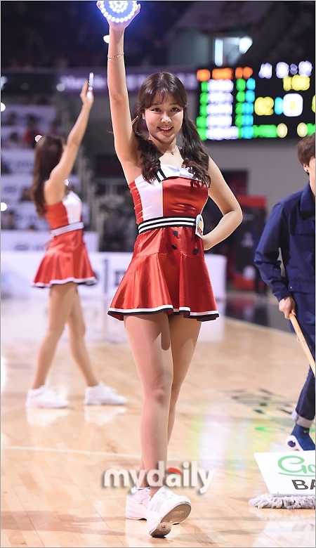 热血与激情:探秘韩国职业篮球啦啦队的专业之路 在中场休息的灯光下, 啦啦队员手持彩色花球, 以极具感染力的灿烂笑容面对观众, 展现出阳光健康的形象