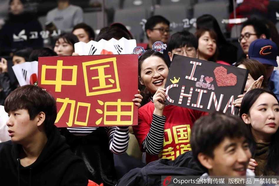 热血与颜值齐飞:篮球架下那道最美的风景线 比赛间隙,几位女生聚在一起,对着镜头展示她们精心准备的应援手幅,五彩斑斓的字迹里写满了对球队未来的美好憧憬,青春的脸庞上洋溢着对篮球最纯粹的热爱。