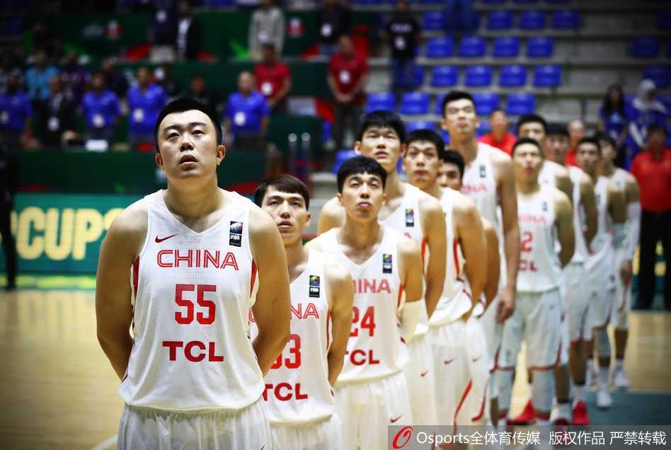 刘晓宇快速持球推进穿越防线，面对补防球员毫无惧色，以灵巧步伐上篮得分紧咬比分。