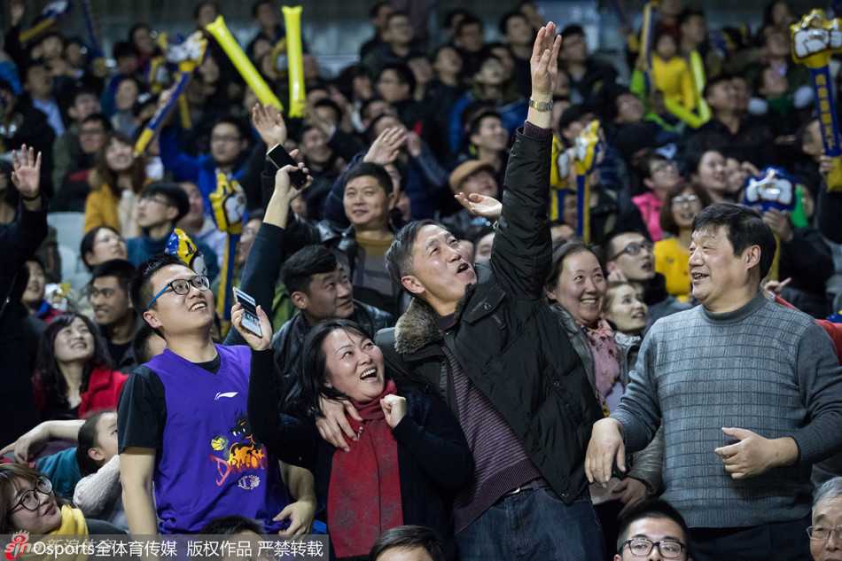 队长易立单膝跪地，将一份包装精美的俱乐部神秘礼物递给坐在场边的轩轩，轩轩伸出双手准备接过这份充满爱意的惊喜。