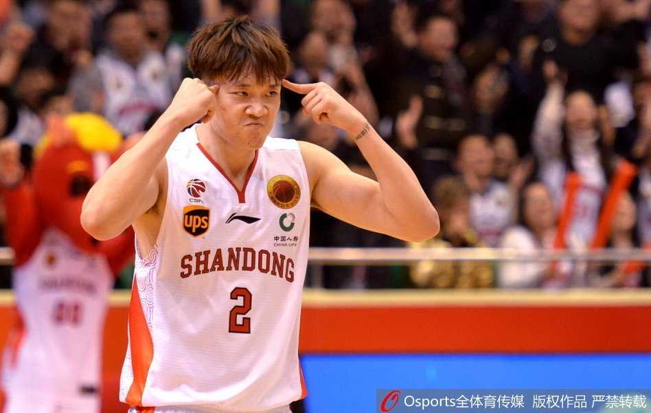 丁彦雨航在加时赛中眼神坚毅，持球面对北京队两名防守球员的包夹，全场球迷起立为他欢呼。