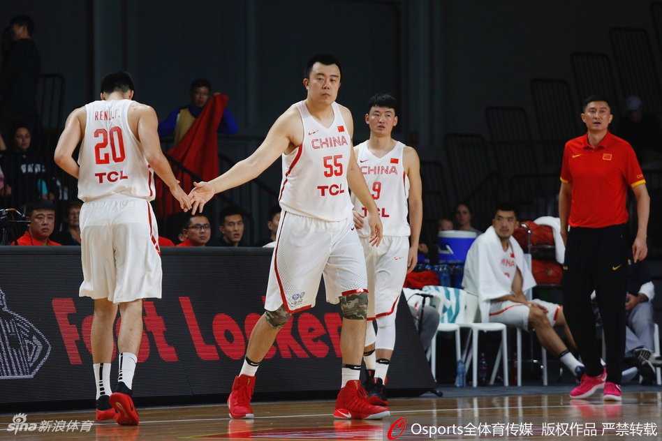 巨无霸韩德君篮下一柱擎天，与队友庆祝时霸气拍打胸膛，尽显内线统治力。