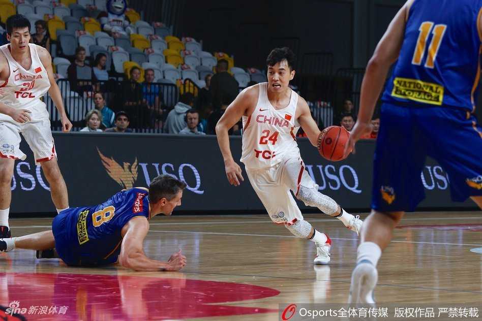 吴前如尖刀般撕开防线，在对抗中失去重心依然将球抛向篮筐，谱写拼搏乐章。