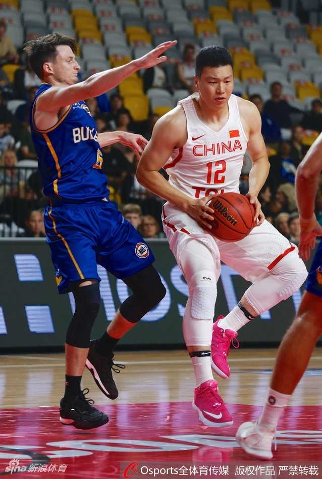 胡金秋在长人丛中高高跃起，于空中展开惊险较量，用指尖改变篮球轨迹。