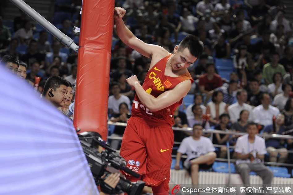 热血真性情!赵继伟憾失上篮后的自我鞭策 拳击之后,情绪仍未平复的赵继伟紧接着又抬起腿,狠狠地踢在护垫上,仿佛要将所有的懊恼与不甘都通过这一踢彻底释放。