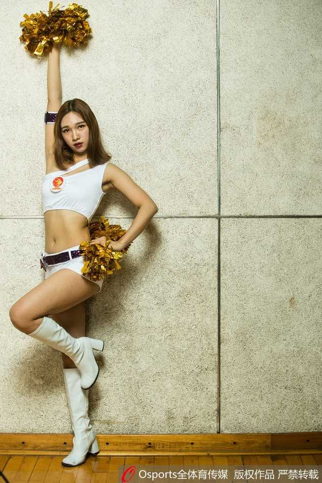 热血舞动:探秘CBA赛场最美的青春风景线 一名篮球宝贝在聚光灯下腾空而起,舒展的身体在空中定格,仿佛一只翩翩起舞的蝴蝶,展现出惊人的爆发力和柔韧性。