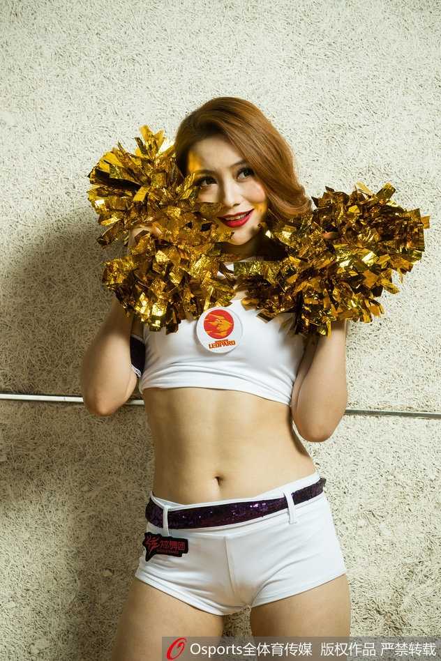 热血舞动:探秘CBA赛场最美的青春风景线 全队啦啦队员在比赛结束后于场中央围成一圈,向四周看台的观众鞠躬致意,球馆的穹顶灯光洒在她们身上,画面温暖而感人。