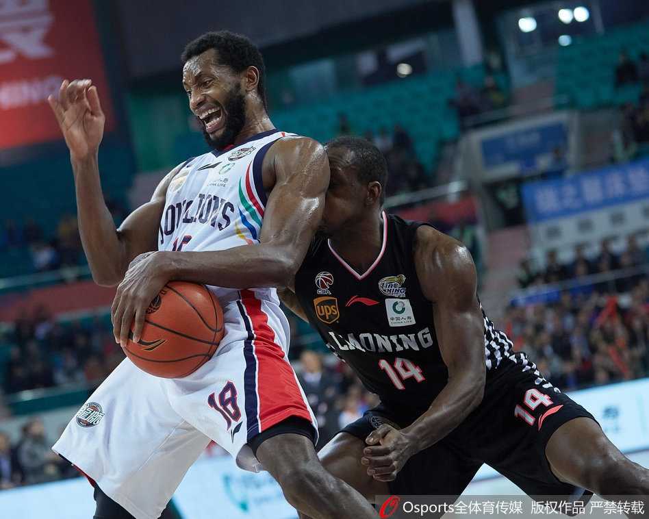 弗雷戴特高高跃起出手三分，防守球员封堵不及，皮球在空中划出完美弧线