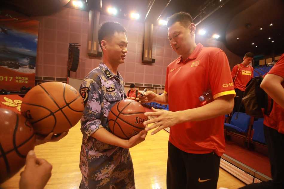 热血铸军魂 篮球传友谊 中国男篮红队深情探访驻香港部队 友谊赛后,双方队员的手紧紧握在一起,脸上洋溢着真诚的笑容。比分已经不再重要,此刻,体育精神与军人风骨在击掌与拥抱中完美融合。