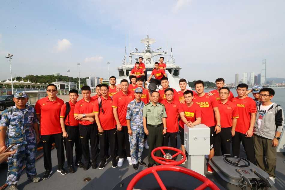 热血铸军魂 篮球传友谊 中国男篮红队深情探访驻香港部队 在讲解员的引导下,男篮队员们聚精会神地观看驻港部队的历史陈列,一件件实物、一幅幅照片,仿佛将他们带入了那一段段忠诚守卫香港的峥嵘岁月。