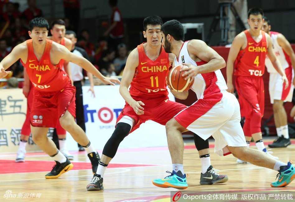 翟晓川在突破后迎着防守人强行上篮，身体在空中完全舒展，展现出极强的核心力量和进攻欲望。