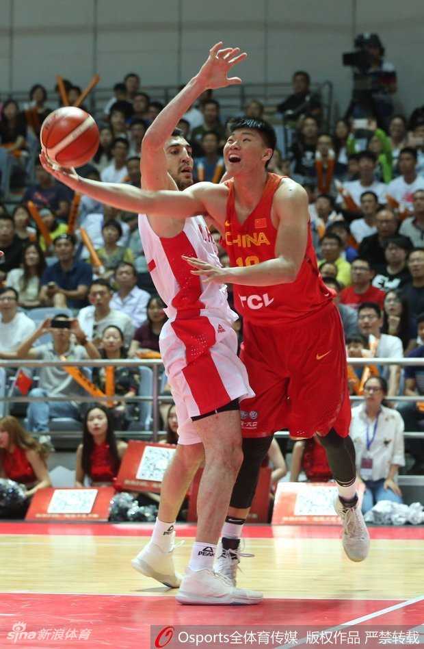 方硕在反击中疾速奔跑，目光如炬紧锁篮筐，正准备完成一次决定性的上篮。