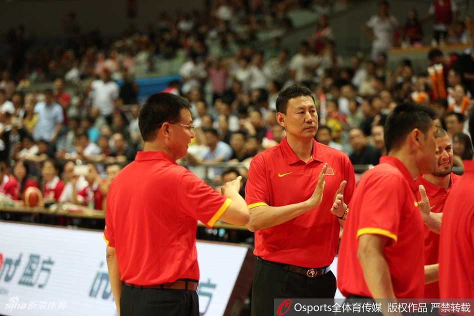 翟晓川高高跃起，与赵继伟用力击掌，脸上洋溢着激情与自信，这热血的一刻定格了红队逆转比赛的决心。