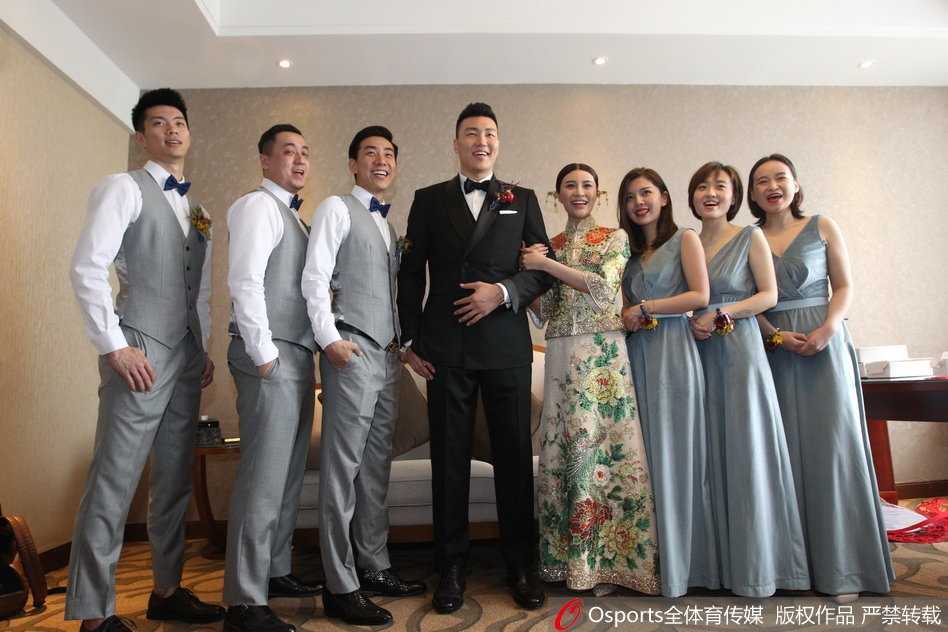 新娘端坐在化妆镜前,化妆师正为她描画眉眼,温柔的光线映照着她嘴角那抹藏不住的幸福微笑,仿佛全世界都在为这一刻绽放。