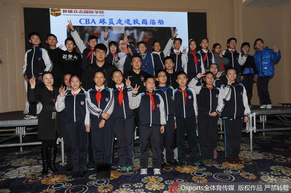 焦作勒布朗的校园柔情:李根与孩子们共享篮球时光 李根坐在椅子上,身体微微前倾,正专注地为排队的孩子们一一签名。他的身后,是安静的校园走廊,而他的面前,是一条长长的队伍,每一张递过来的纸上,都写满了对未来的期许。