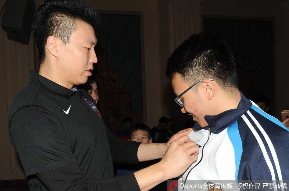 焦作勒布朗的校园柔情:李根与孩子们共享篮球时光 一名男生兴奋地撩起校服衣摆,李根弯着腰,单膝微曲,以一种平等的姿态在洁白的校服上郑重留下自己的名字,这不仅仅是一个签名,更像是一份关于坚持的承诺。