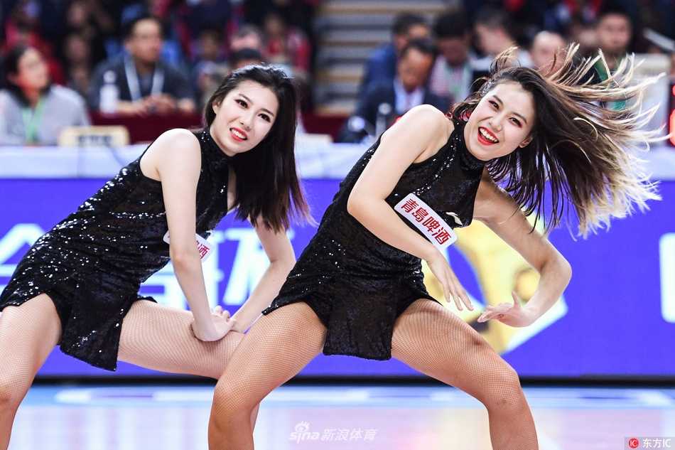 燃动金陵,舞动新季:CBA揭幕战啦啦宝贝热力绽放 队形变换中,一名队员被队友高高托起,她微笑着向观众挥手致意,自信与阳光感染了在场的每一个人,将赛场氛围推向高潮。