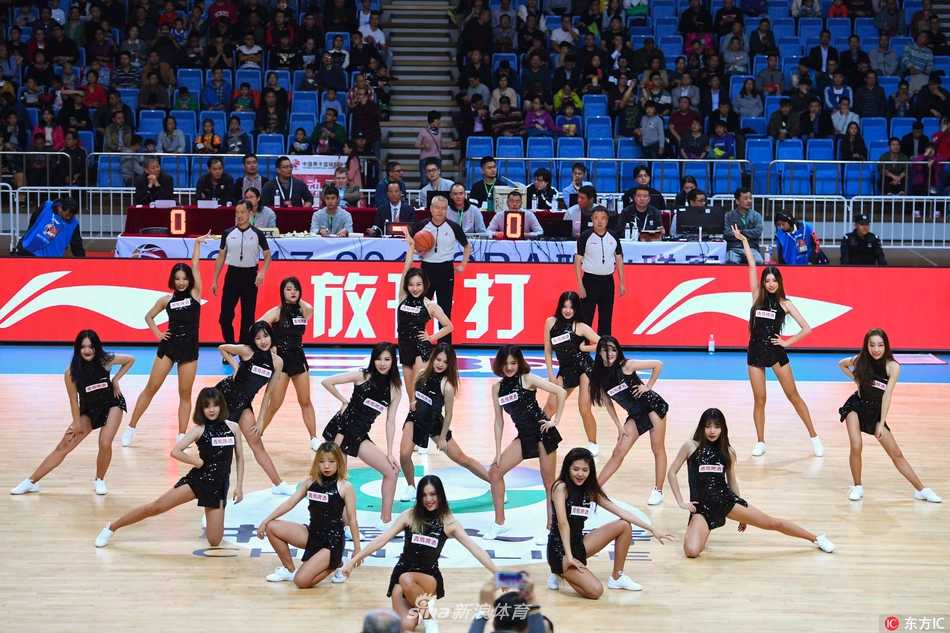 燃动金陵,舞动新季:CBA揭幕战啦啦宝贝热力绽放 伴随着动感十足的音乐,同曦啦啦队的宝贝们单膝跪地,以充满力量的起手式瞬间抓住了全场观众的目光,青春的活力在这一刻迸发。