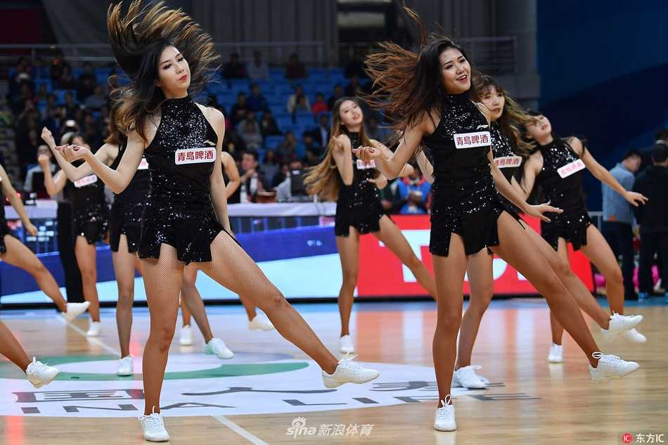 燃动金陵,舞动新季:CBA揭幕战啦啦宝贝热力绽放 随着节奏加快,宝贝们转身腾跃,飞扬的发丝和整齐划一的动作,将内心的喜悦与自豪尽情释放,她们是赛场边最美的风景线。