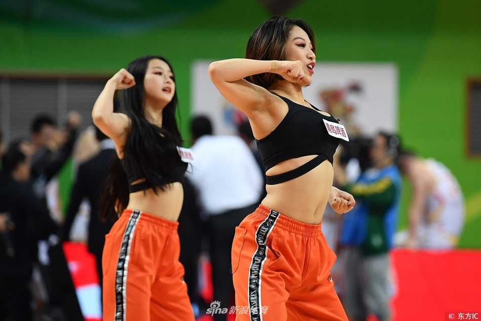 燃动金陵,舞动新季:CBA揭幕战啦啦宝贝热力绽放 表演接近尾声,宝贝们手拉手向观众鞠躬致意,汗水在灯光下闪闪发光,她们用专业和热情赢得了全场的掌声与尊重。