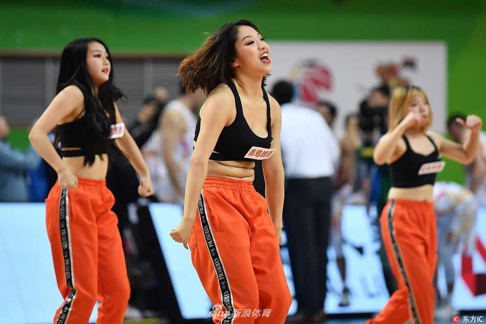 燃动金陵,舞动新季:CBA揭幕战啦啦宝贝热力绽放 赛后,啦啦宝贝们簇拥在一起,比出胜利的手势,笑容灿烂。她们用自己的方式,庆祝球队的开门红,也为这个精彩的CBA之夜画上了圆满的句号。
