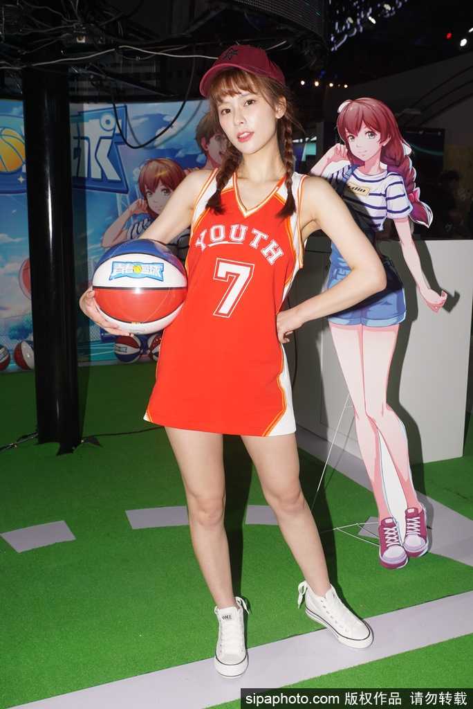 燃情ChinaJoy:电竞宝贝化身篮球精灵,舞动夏日嘉年华 马尾辫随着跳跃的动作在空中划出弧线,专注的眼神与手中的篮球融为一体,完美诠释了力与美的结合