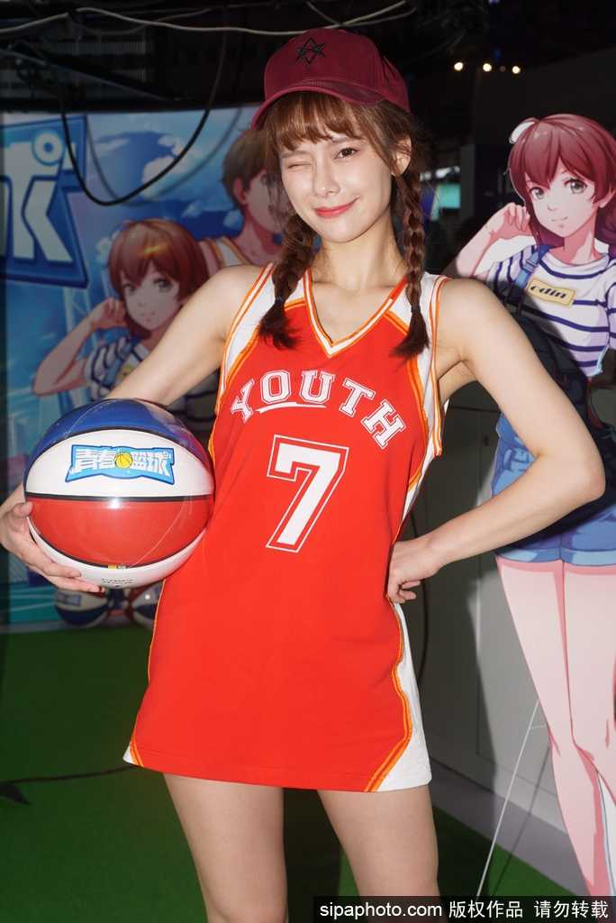 燃情ChinaJoy:电竞宝贝化身篮球精灵,舞动夏日嘉年华 金色的发饰在灯光下闪闪发光,她轻拍篮球的姿态既有专业球员的潇洒,又带着舞者的灵动与柔美